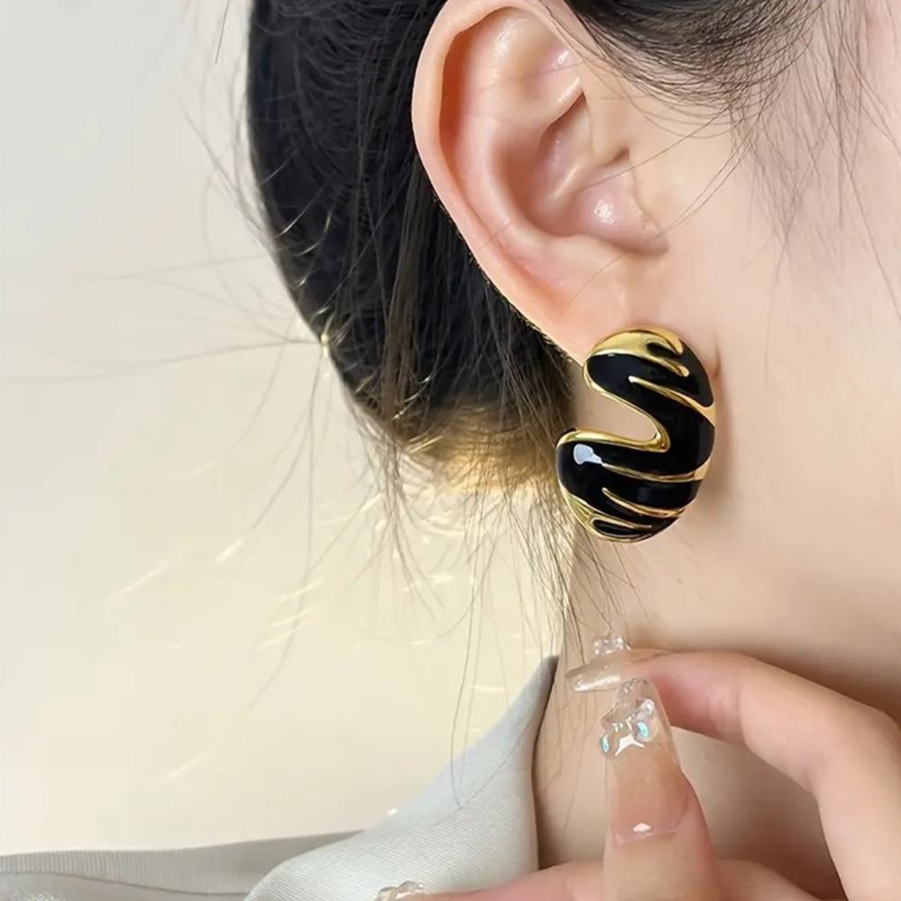 -🖤Beautiful Black and Gold Striped Geometric Post Back Earrings